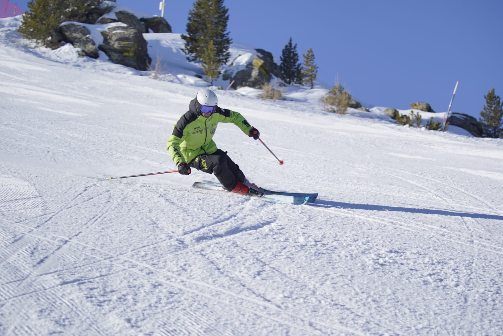 Maestro di sci in azione